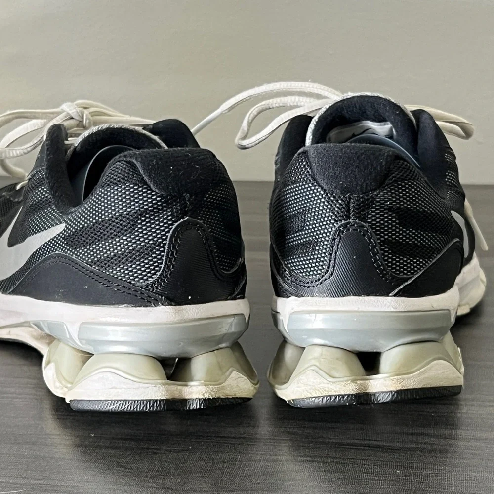NIKE 6Y Boys Black with white swoosh with white rubber sole. Lace Up.